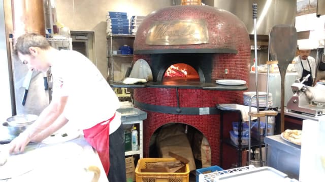 直輸入の薪窯で焼く本格的ピッツァを楽しむ